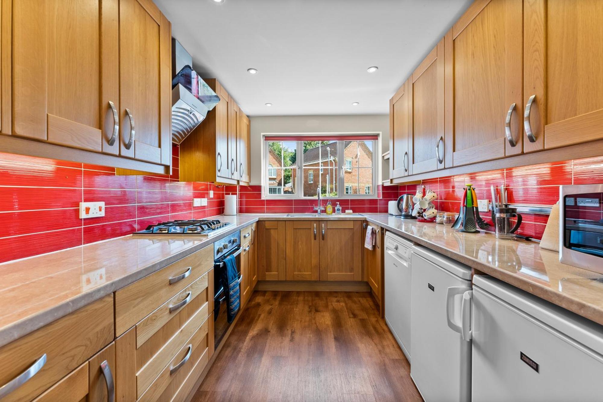 Large 4-bed House In - Garden