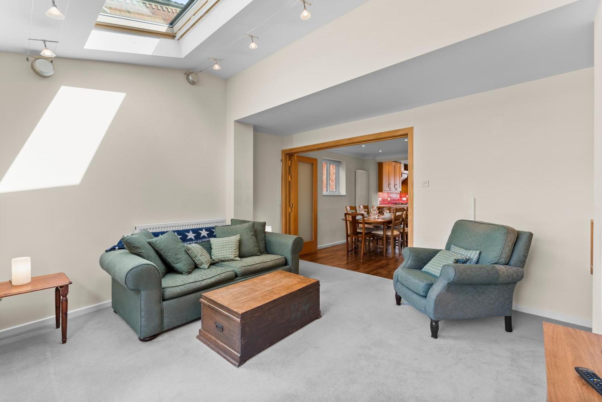 Large 4-bed House In - Garden