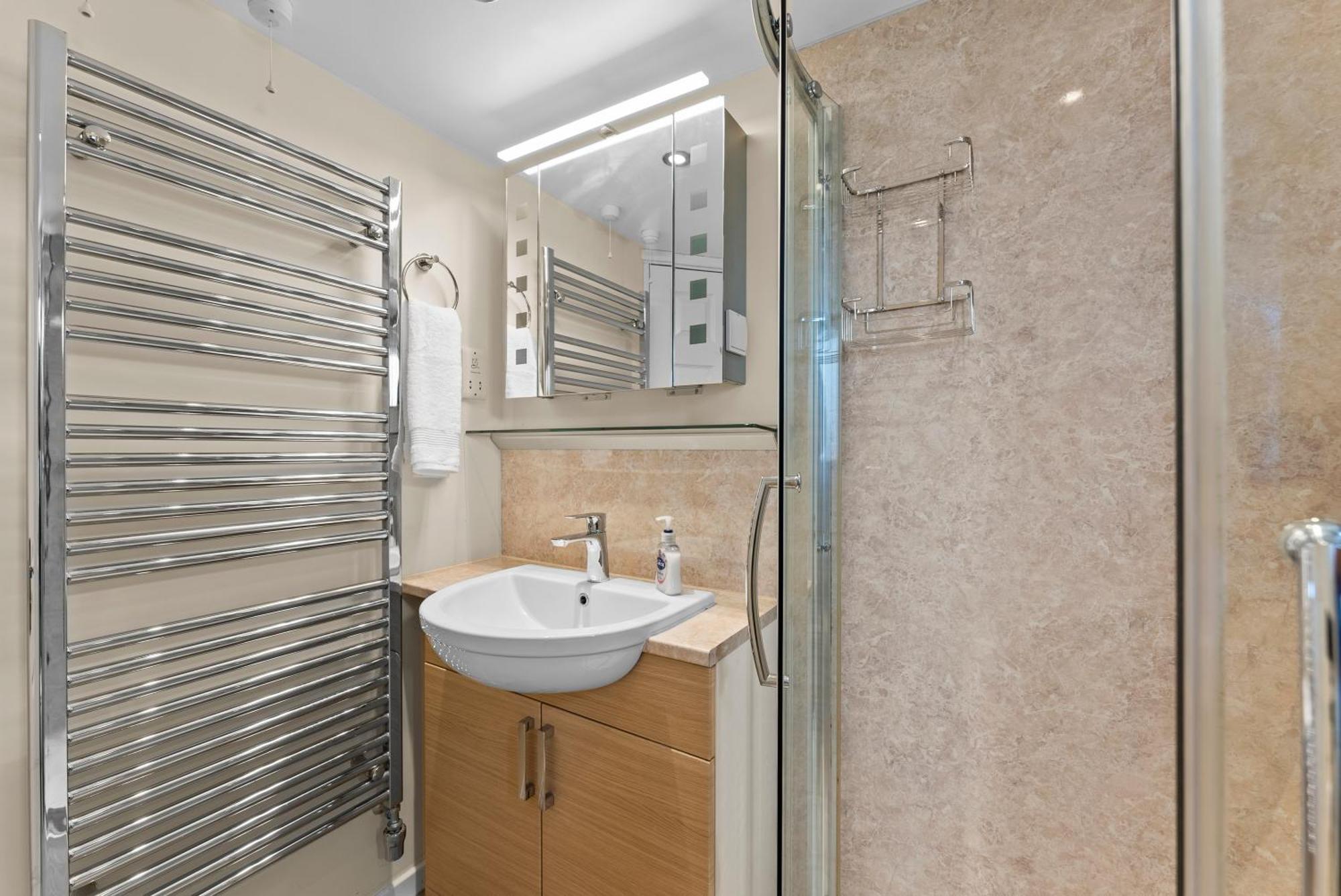 Large 4-bed House In - Garden
