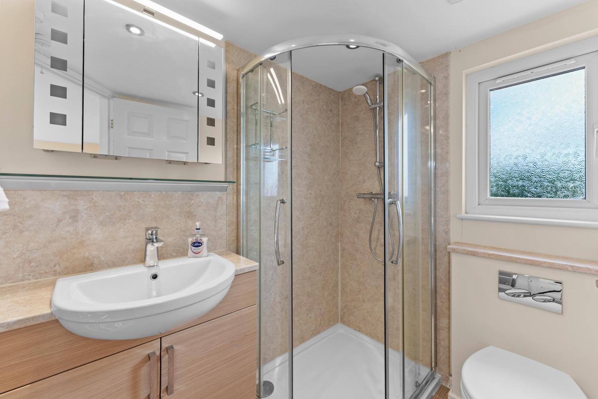 Large 4-bed House In - Garden